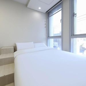 Zimmer mit Kingsize-Bett